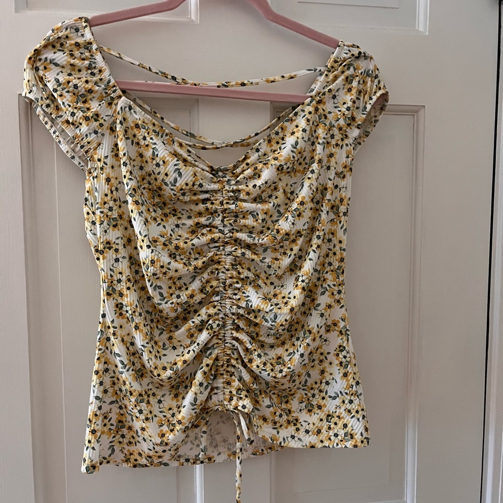 Floral cap sleeve top. Tie front.